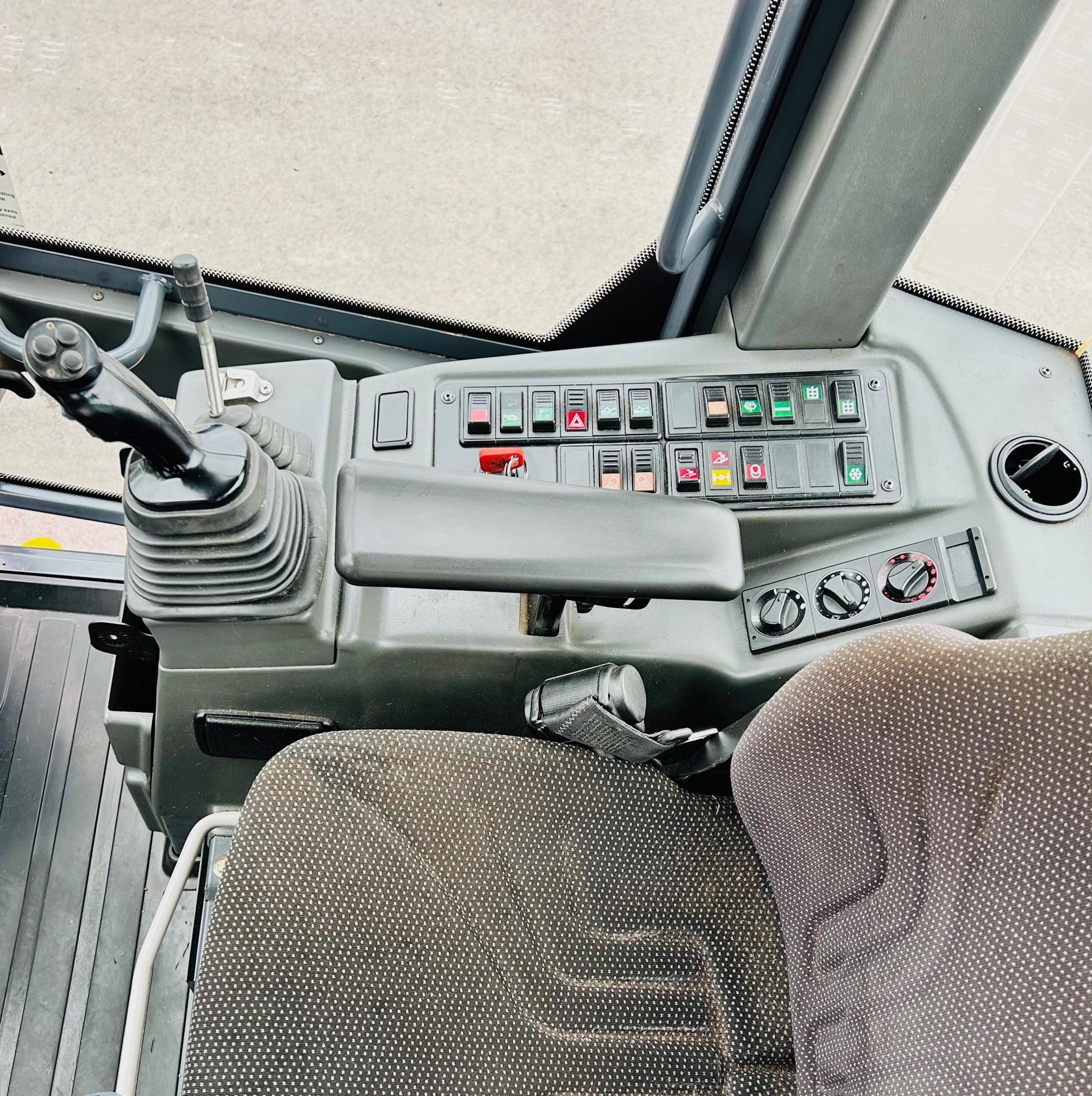 2014 DEERE 244J - Image 11